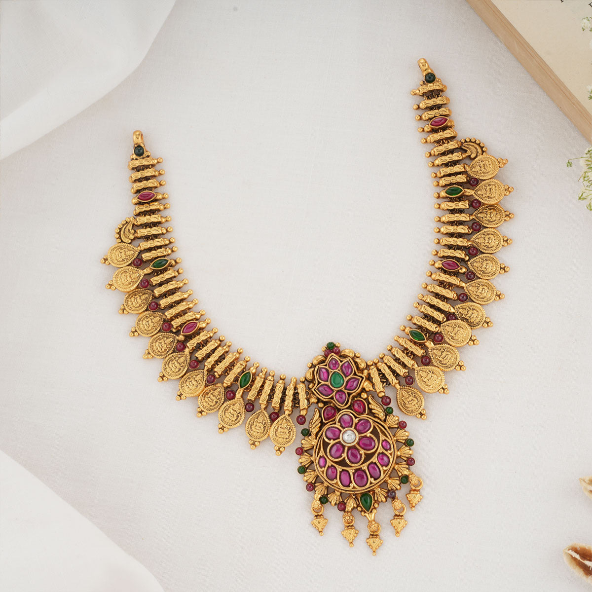 Gold necklace price on sale 30000