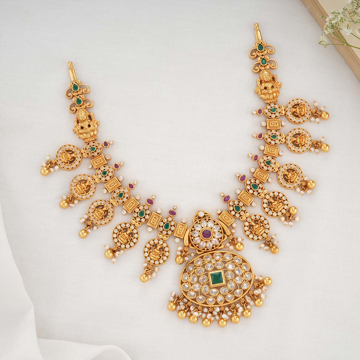 Gold necklace clearance below 30000