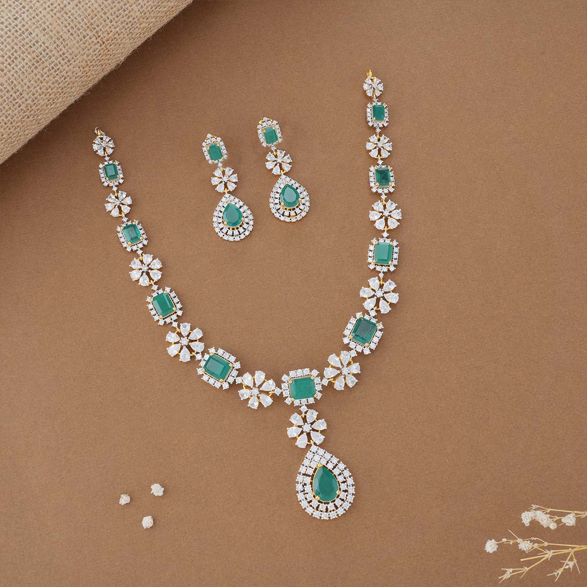 Diamond necklace hot sale below 50000