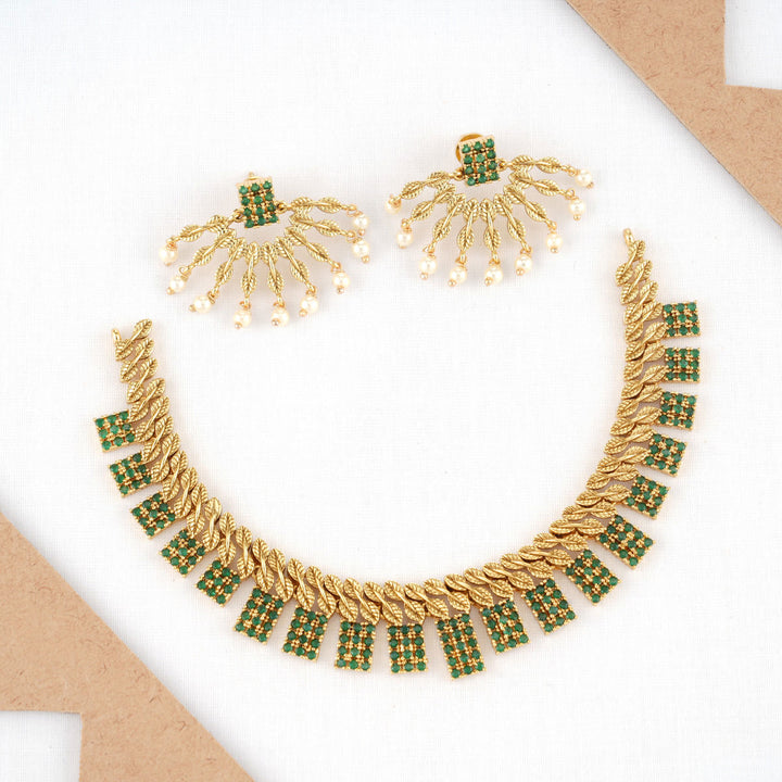 Tritha Short Necklace Set