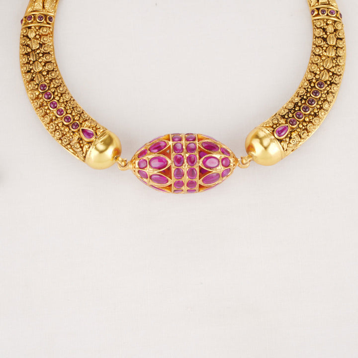 Pragya Nagas Choker