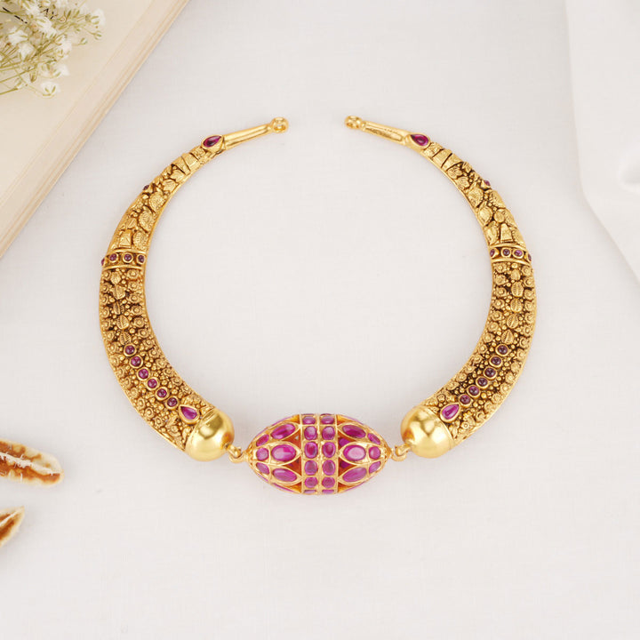 Pragya Nagas Choker