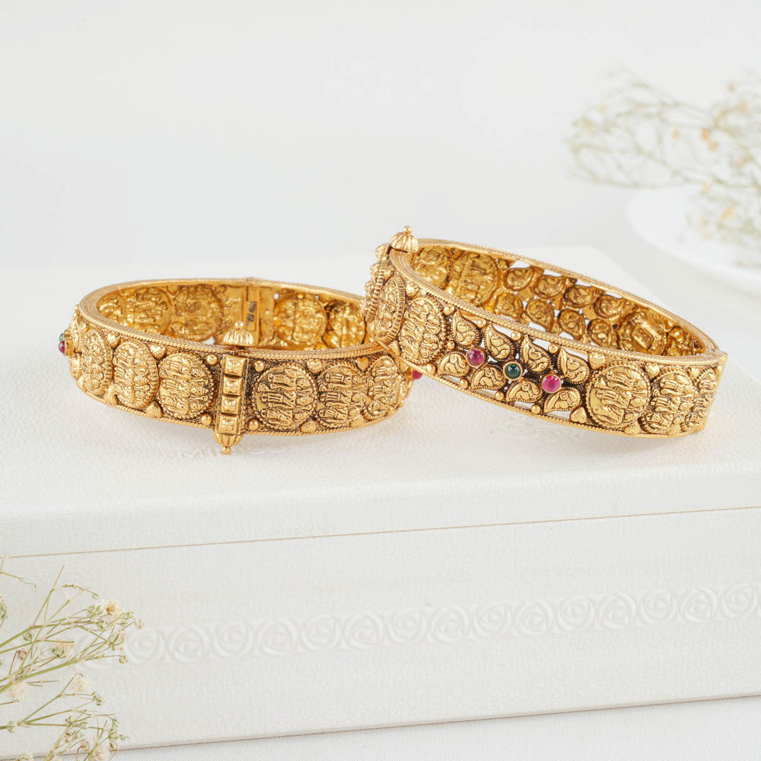 Yuvika Nagas Pair Bangle