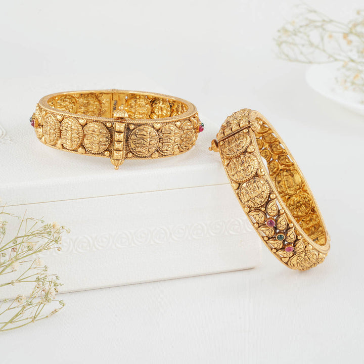 Yuvika Nagas Pair Bangle